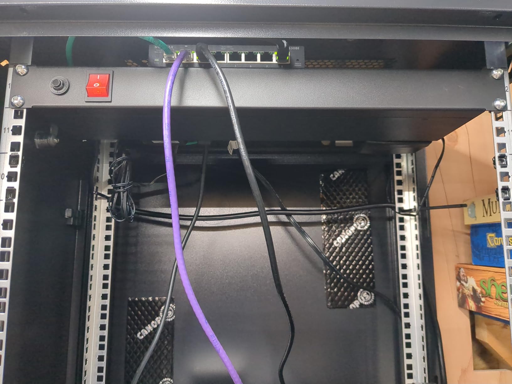 VEVOR 10 Outlet Horizontal 1U Rack Mount PDU Power Strip for Network Server Racks, 10 Individual LED Switches Surge Protection & Overload Protection, 110-125V/15A, with 6ft 14AWG Power Cord customer photo 1