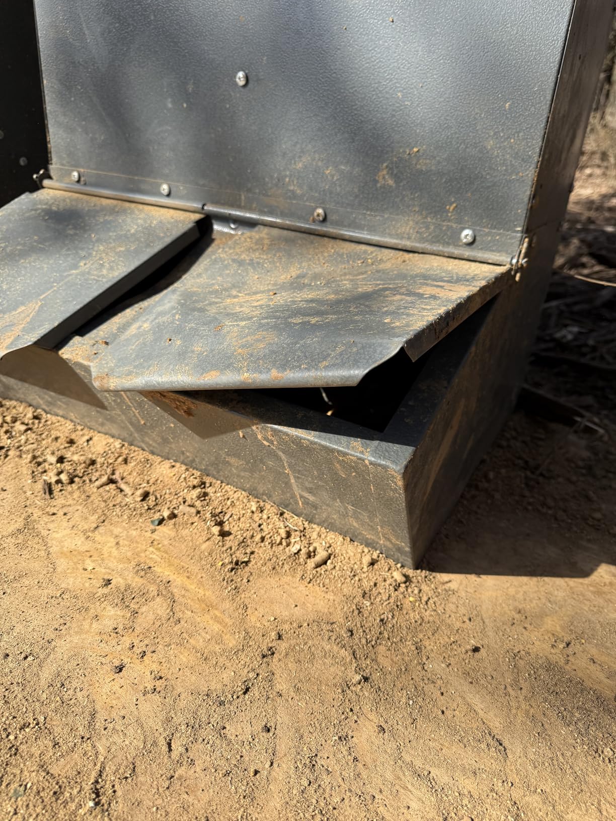 VEVOR Hog Feeder, 2.2 Bushel Capacity, Single Door Pig Feeder, Heavy Duty Steel Piglets Feeder, Multipurpose Trough Creep Feeder, Outdoor Livestock Feeder Farm Accessory for Feeding up to 5 Hogs customer photo 1