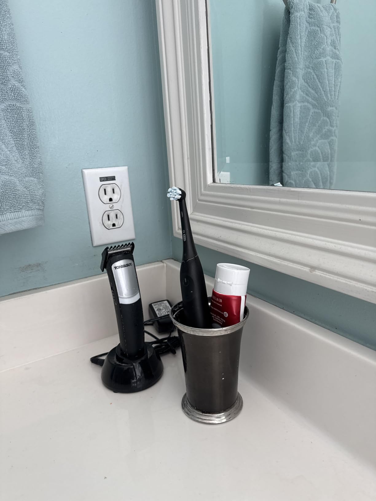 Oral-B Rechargeable Electric Toothbrush, iO Limited Simple Clean, 3 Cleaning Modes, Automatic Pressure Sensor, Travel Case, White customer photo 1