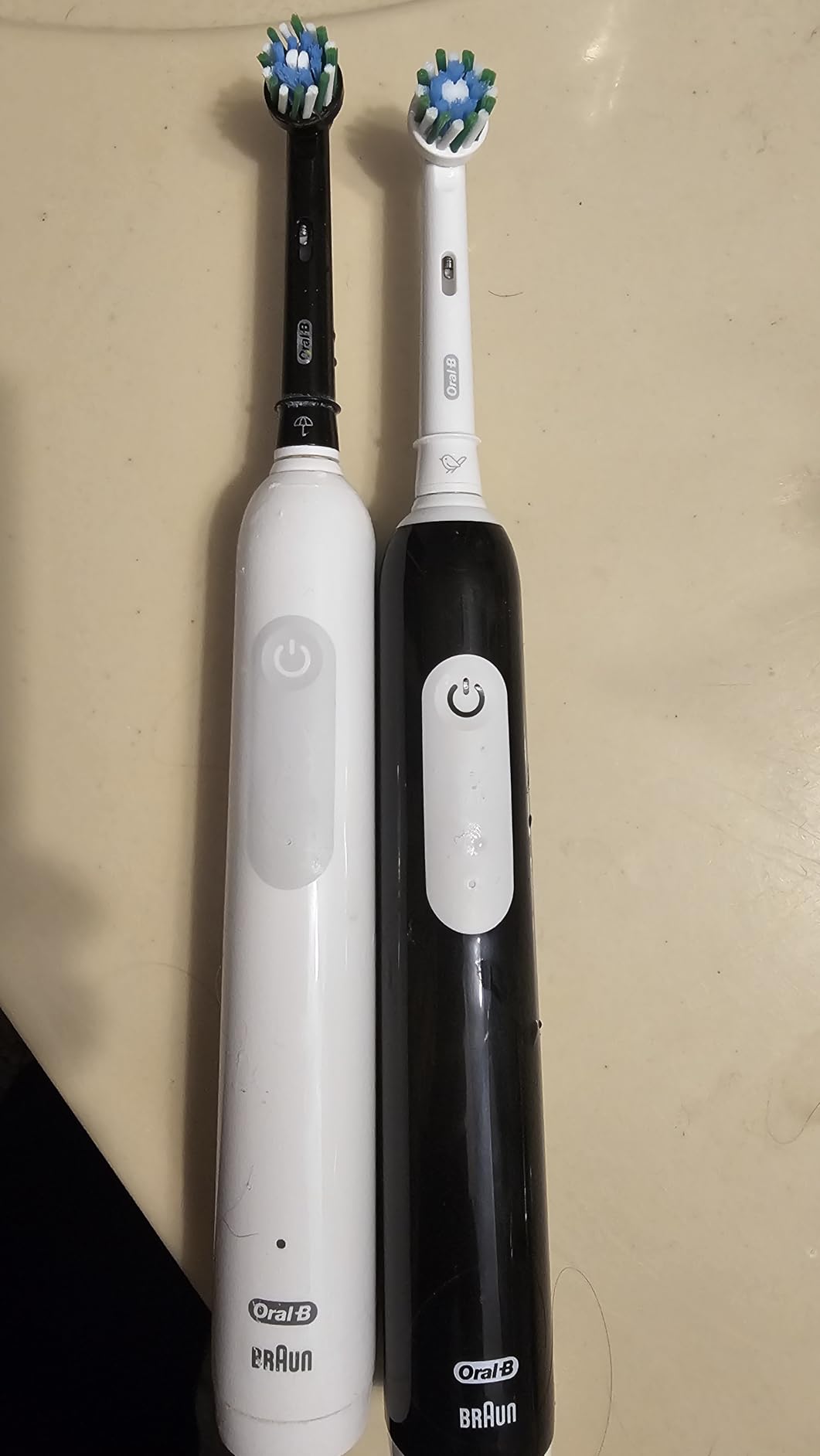 Oral-B Rechargeable Electric Toothbrush, iO Limited Simple Clean, 3 Cleaning Modes, Automatic Pressure Sensor, Travel Case, White customer photo 2