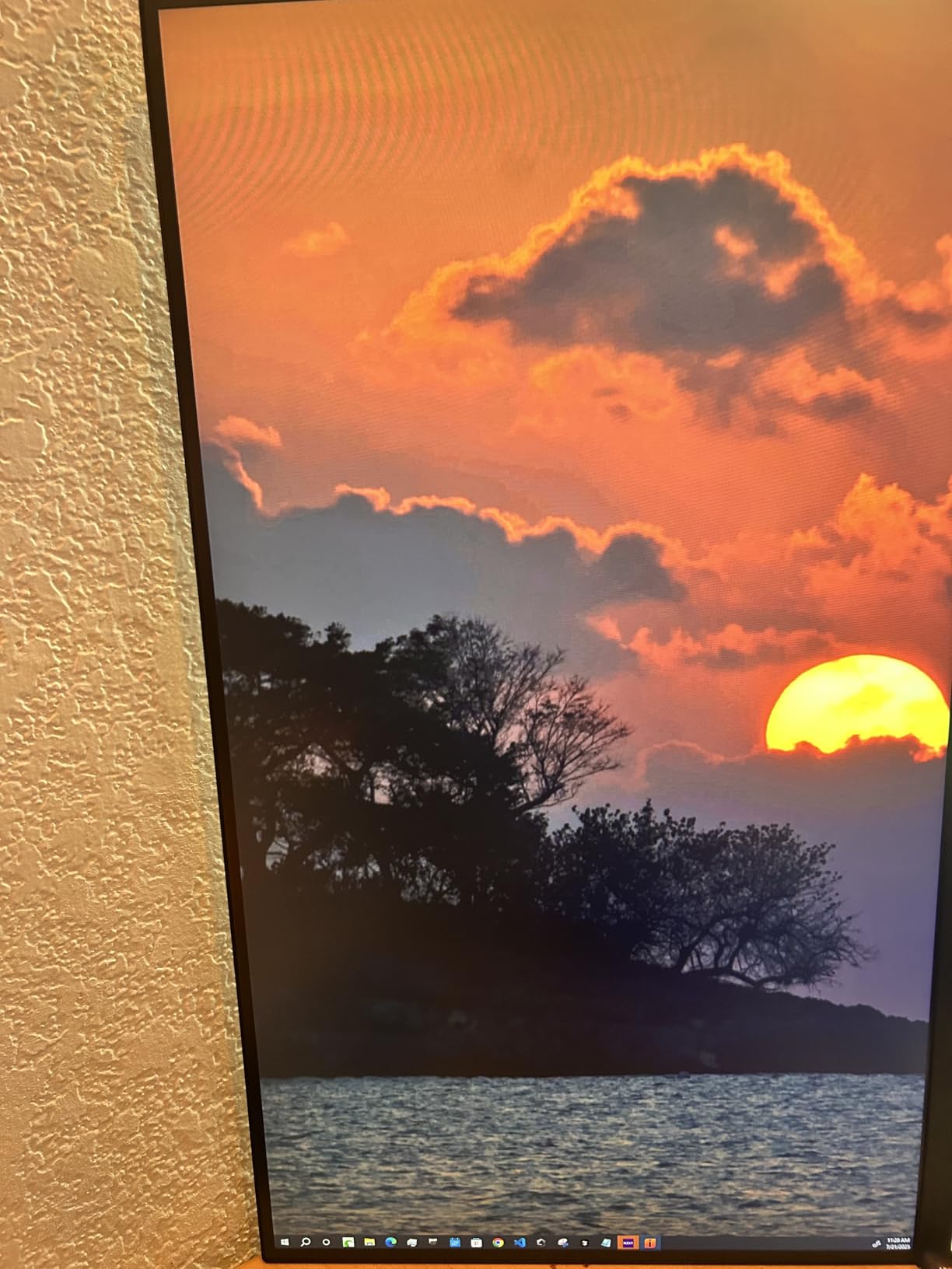 KOORUI 32 Inch 4K OLED Gaming Monitor, UHD 3840x2160, 240Hz 0.03ms Computer Monitors, HDR True Black 400, 99% DCI-P3, AdaptiveSync, DP&HDMI, Tilt/Pivot/Swivel/Height Adjustable, USB Type-C customer photo 2