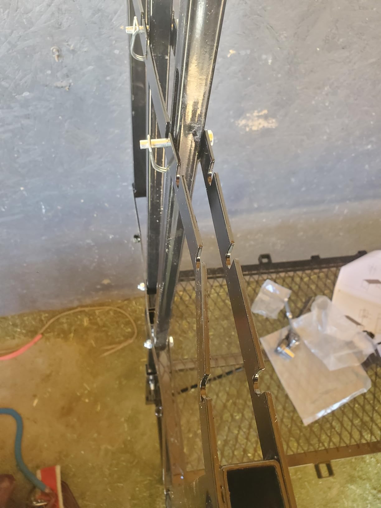 600LBS Milking Stand for Goat, Adjustable Sheep Rack with Feeder, Metal Livestock Milk Stand Fit for Shearing, Hoof Trimming, Animal Examination, Stainless Steel (Silvery) customer photo 2