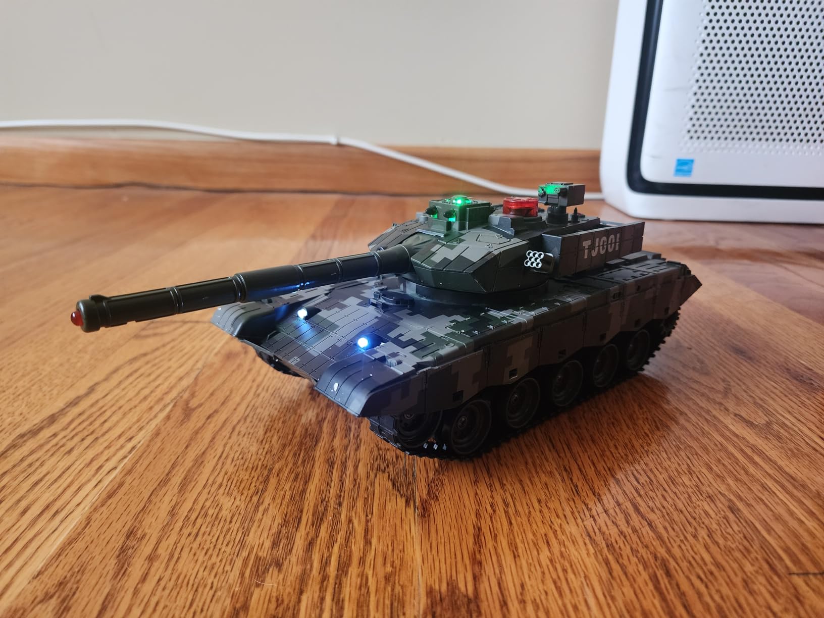 1/24 Russian T-90 Remote Control Tank, 2.4GHz Infrared Battle Tank, 330° Turret Rotation, Smoke Light Sound Effects, 2 × Rechargeable Batteries, Military Army Toy for Boys & Kids 4+ customer photo 1