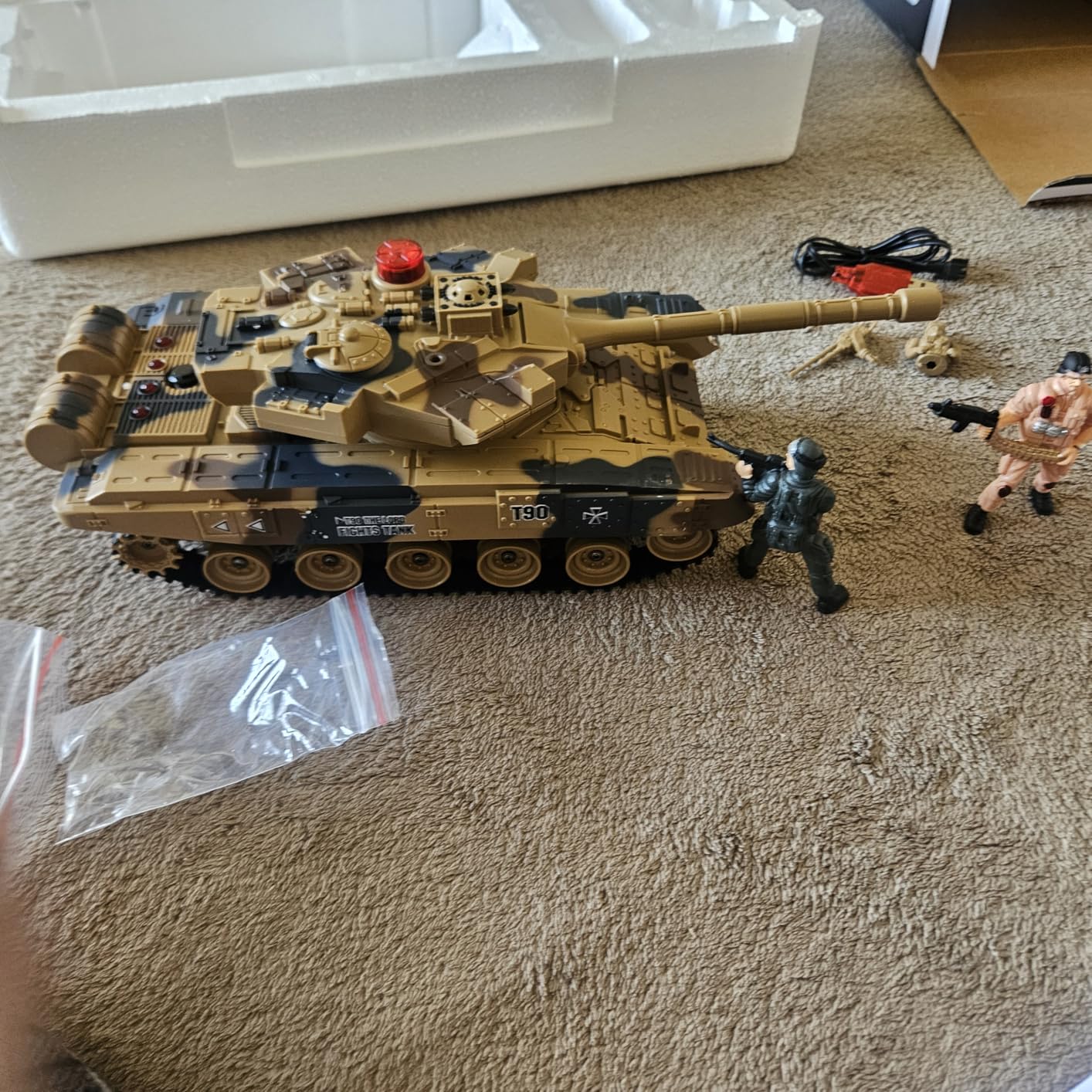 1/24 Russian T-90 Remote Control Tank, 2.4GHz Infrared Battle Tank, 330° Turret Rotation, Smoke Light Sound Effects, 2 × Rechargeable Batteries, Military Army Toy for Boys & Kids 4+ customer photo 2