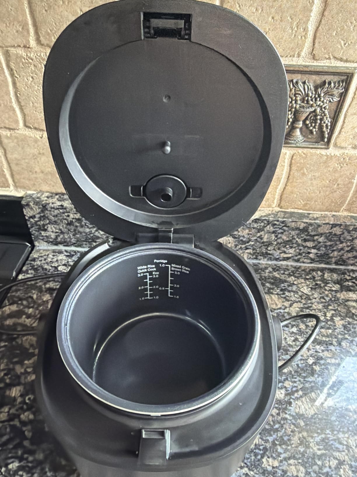 Amazon Basics Rice Cooker 6-cup Uncooked 12-cup Cooked, Micon with Fuzzy Logic, Keep Warm, Black customer photo 1