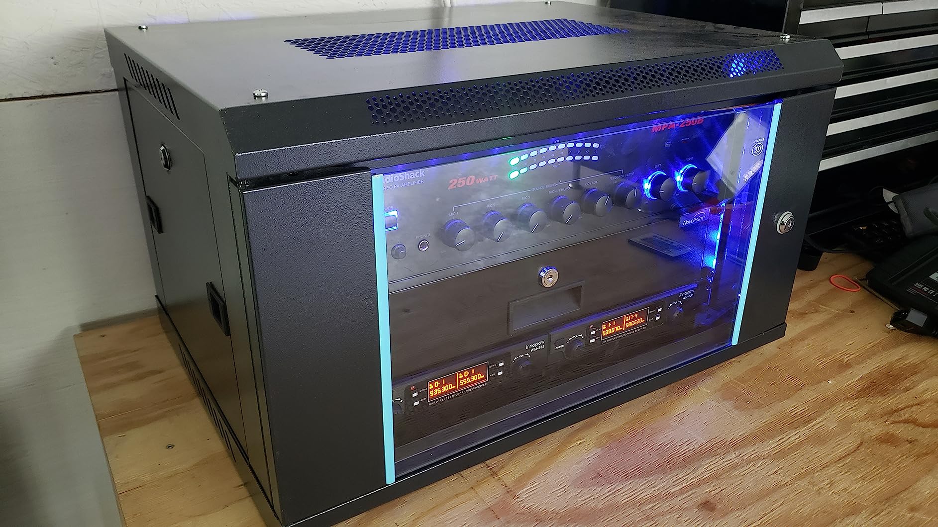 VEVOR 22U Server Rack Cabinet, Network Cabinet Wall Mount, 23.6 in Depth, Network Rack Enclosure with Locking Tempered Glass Door, 4 Casters, Side Panels, for 19'' IT Equipment, A/V Devices customer photo 1