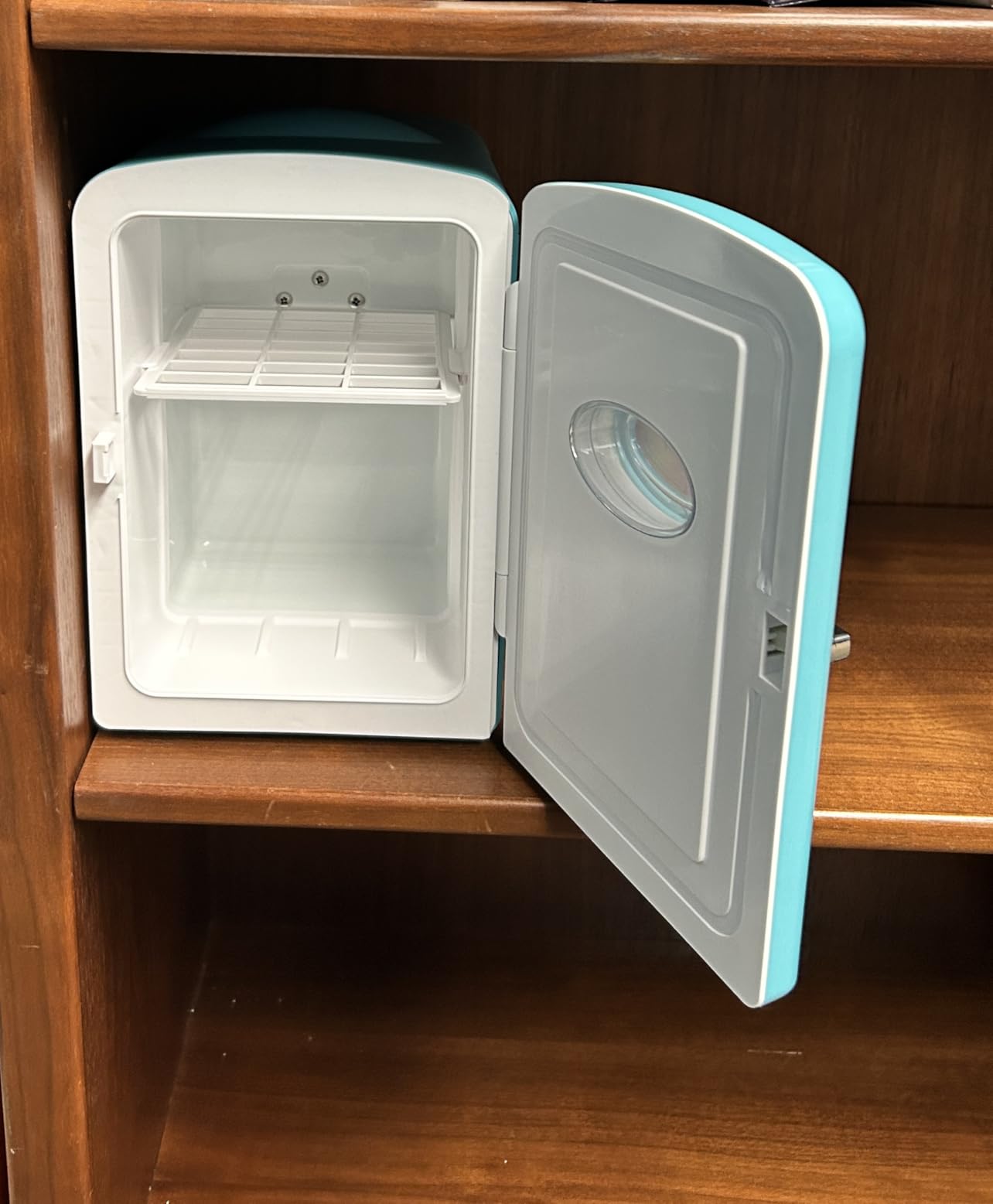 Frigidaire EFMIS171 Retro Mini Portable Personal Fridge - Ideal for Home, Office or Dorm - Includes Carrying Handle, AC/DC Wall/Car Charger (White) customer photo 2