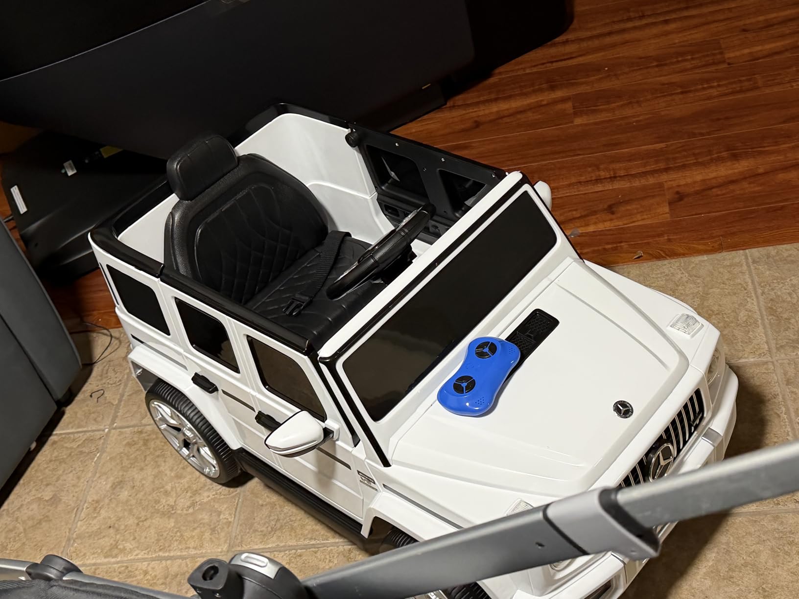 ELEMARA Licensed Mercedes-Benz AMG G63 Ride on Toys, Electric Car for Kids W/Parents Control, Electric Powered G Wagon Ride On Truck Toy, Low Battery Prompt, Bluetooth, Flickering Lights/LED Lights, White customer photo 2