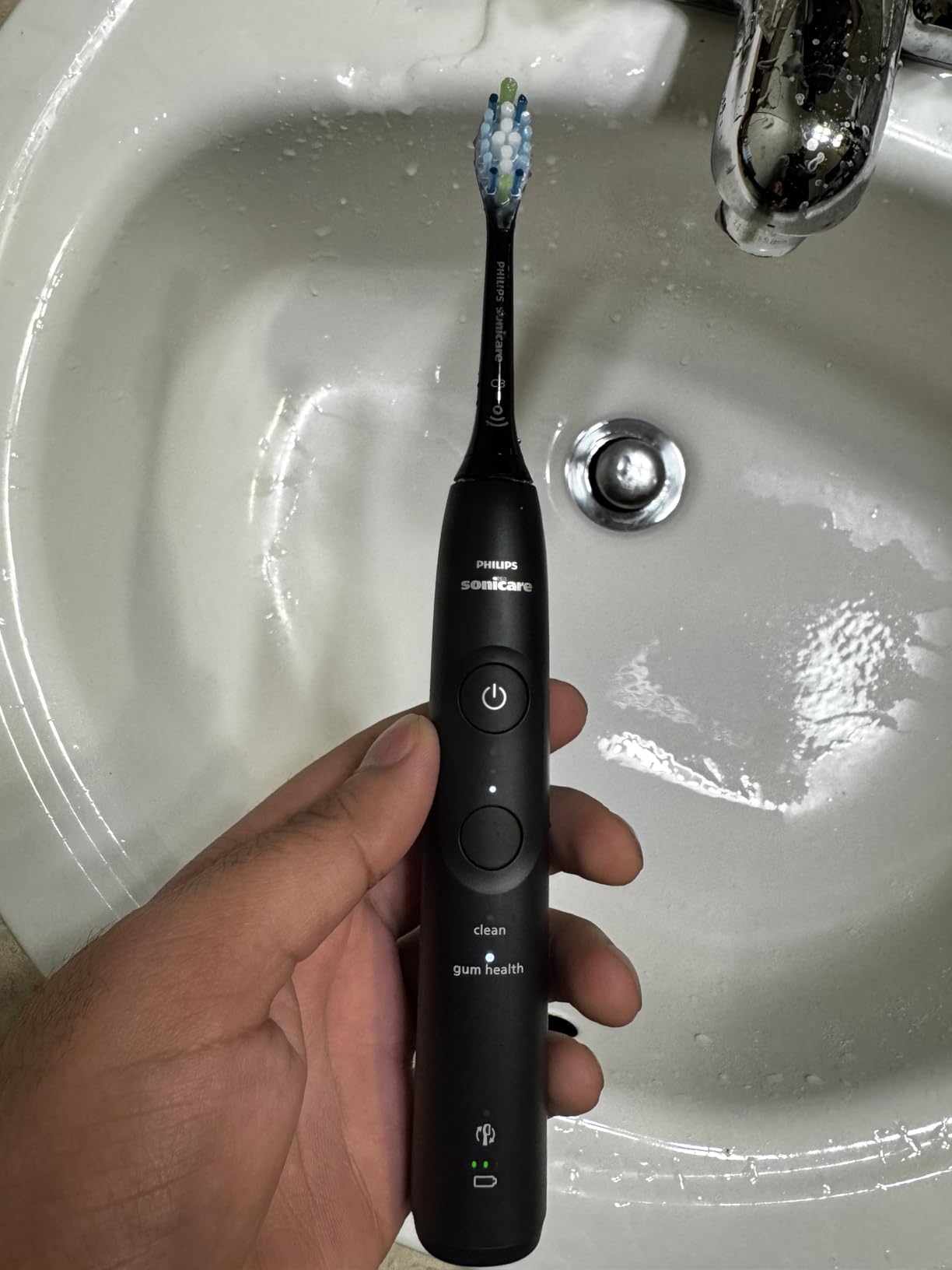 Philips Sonicare 5900 Series Electric Toothbrush, Pressure Sensor, 6 Brushing Settings, SmarTimer, BrushPacer, 21-Day Runtime, Gentle Professional-Clean Feel, for Sensitive Gums, Black, HX7131/02 customer photo 1