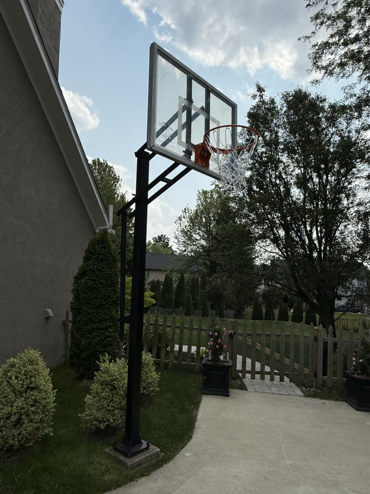 VEVOR Basketball Hoop, 44 54 Inchs PC Backboard Wall Mounted, Basketball Portable Hoop & Goal, Indoor & Outdoor with Hand-Crank Adjustment, Classic Basketball Court, Teens, Adults, Schools, Parks customer photo 2