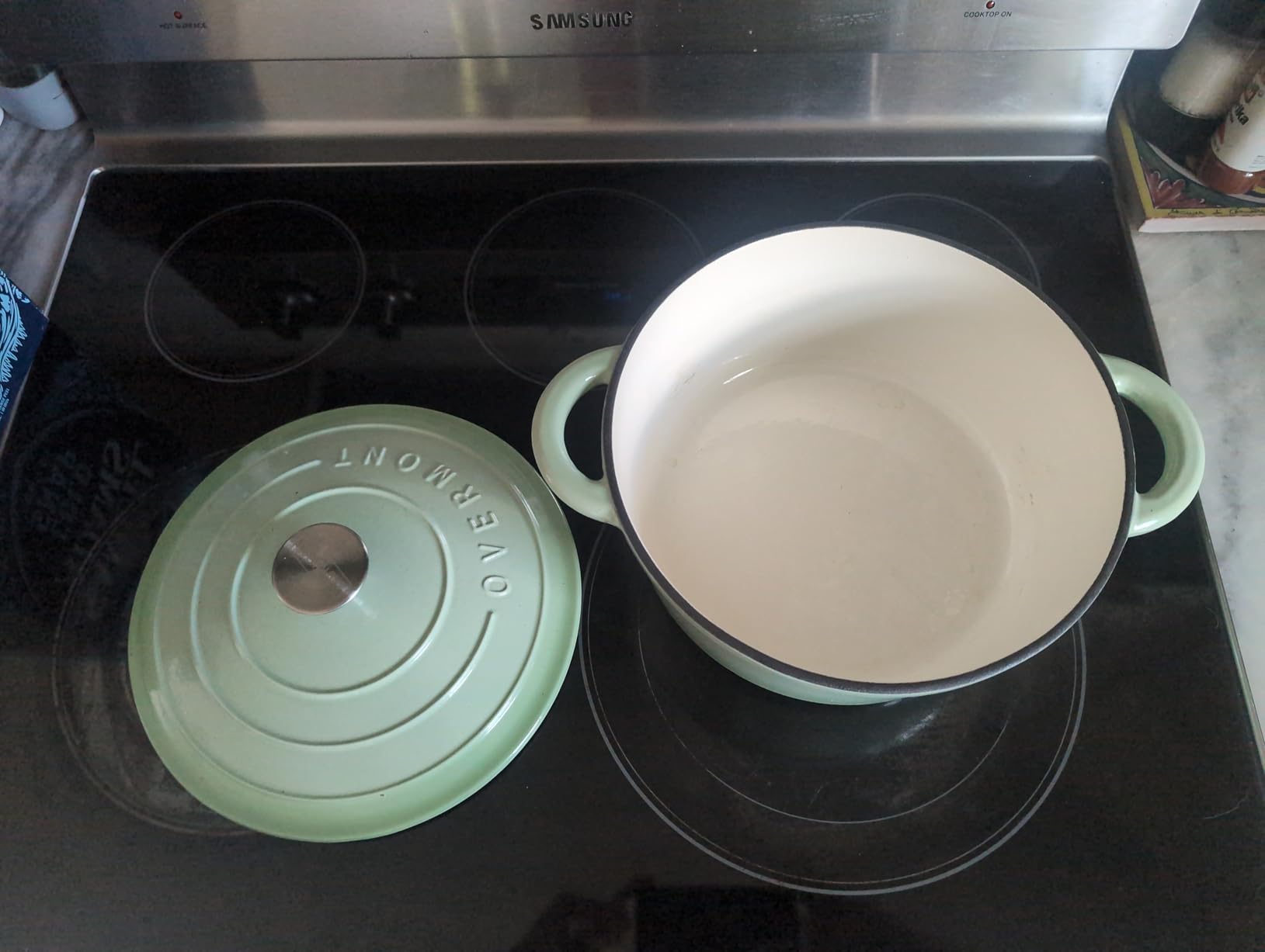 Overmont Enameled Cast Iron Dutch Oven - 5.5QT Pot with Lid Cookbook & Cotton Potholders - Heavy-Duty Cookware for Braising, Stews, Roasting, Sourdough Baking White customer photo 2