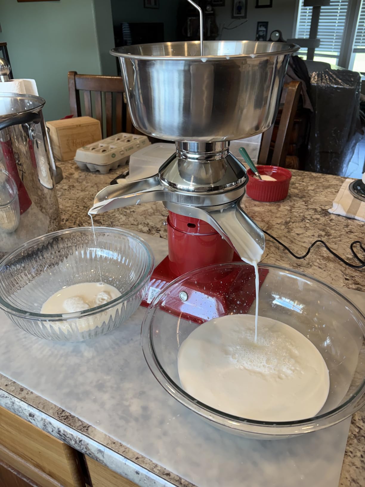 VEVOR Electric Milk Cream Separator, 60L/H Output 10500RPM Milk Cream Centrifugal Separator, 304 Stainless Steel Goat Cow Milk Skimmer Separating Machine with 4.5L Bowl Capacity (40W, 100-240V) customer photo 1