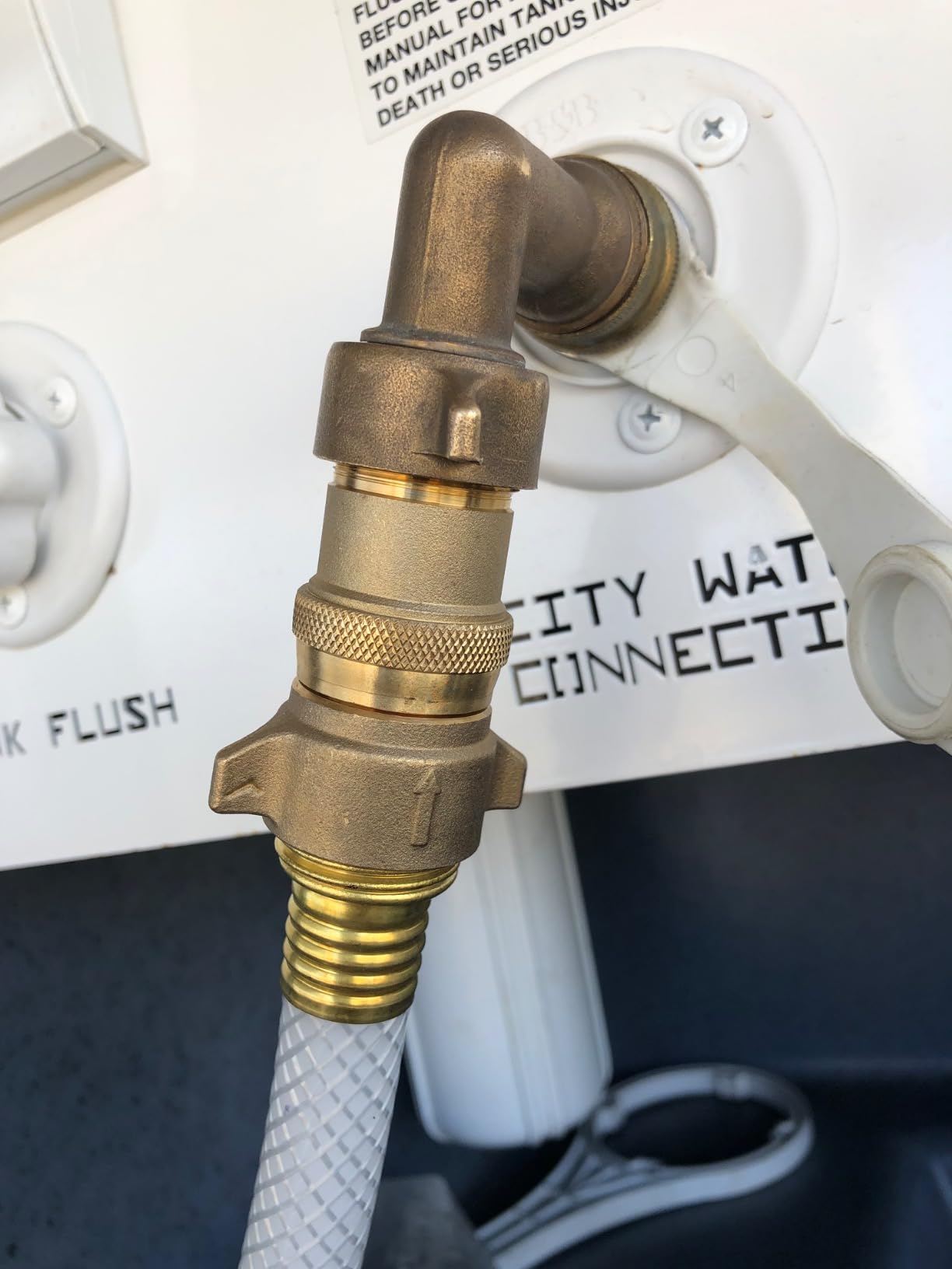 Camco Brass Marine/RV Water Pressure Regulator - Protects RV Plumbing & Hoses - Reduces RV Water Pressure to Safe 40-50 PSI - Drinking Water Safe (40055) customer photo 1