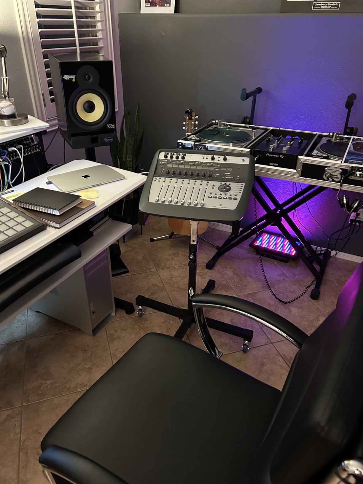 Griffin Rolling Studio Mixer Stand DJ Cart (MobileTILT Series) - Standing Rack On Casters with Adjustable Height - Portable Mount Turntable Holder For Digital Drum Machine, Mixing Audio Music Gear customer photo 1