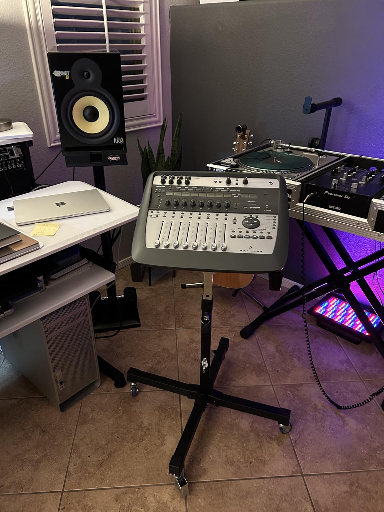 Griffin Rolling Studio Mixer Stand DJ Cart (MobileTILT Series) - Standing Rack On Casters with Adjustable Height - Portable Mount Turntable Holder For Digital Drum Machine, Mixing Audio Music Gear customer photo 2