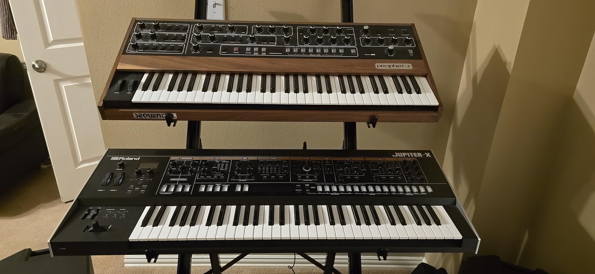 Gator Cases Frequent Flyer's Series Molded Flight Case for Slim 88-Note Keyboards with TSA Approved Locking Latches and Recessed Wheels, (GTSA-KEY88SL) customer photo 1