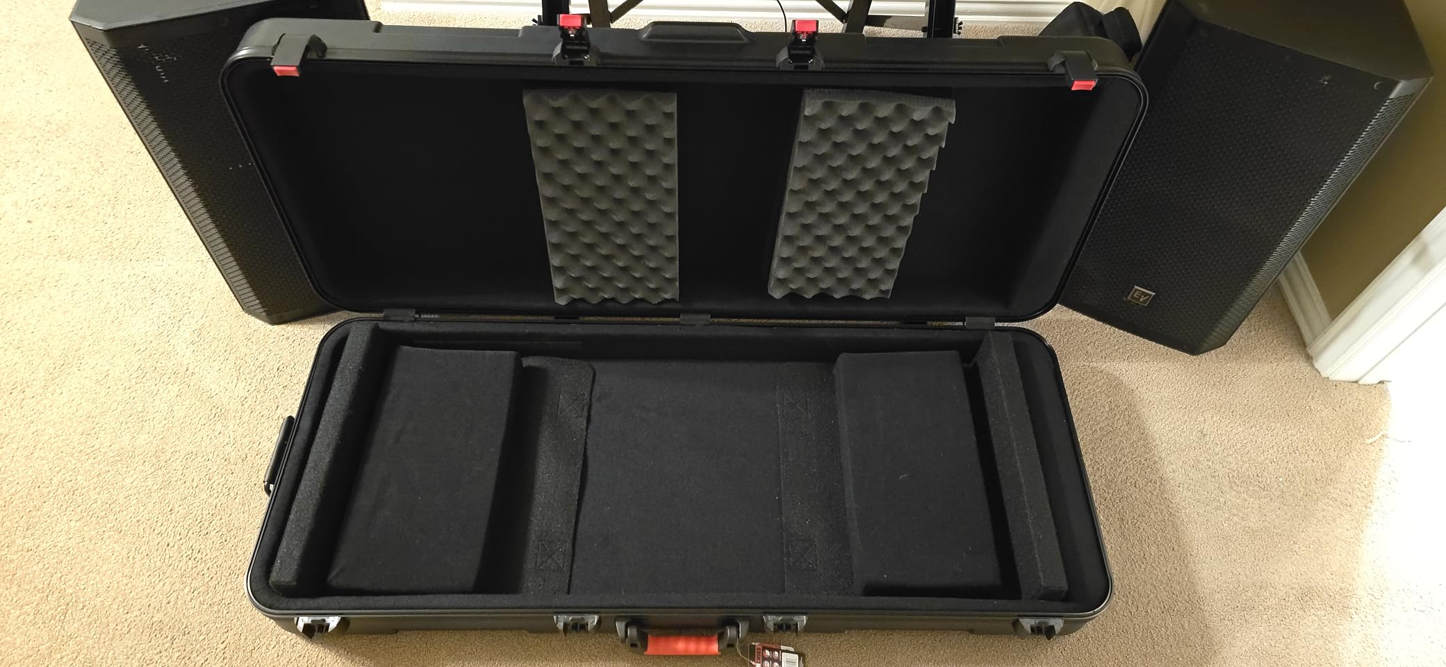 Gator Cases Frequent Flyer's Series Molded Flight Case for Slim 88-Note Keyboards with TSA Approved Locking Latches and Recessed Wheels, (GTSA-KEY88SL) customer photo 2