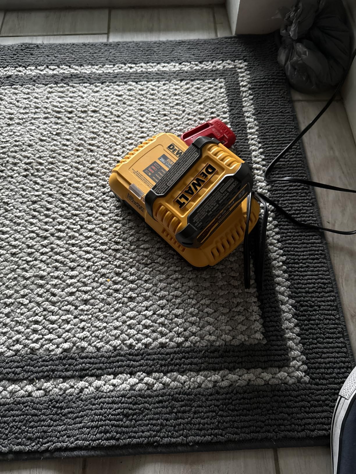 DEWALT FLEXVOLT 20V/60V MAX Lithium Ion Battery, 6.0-Ah (DCB606) customer photo 1