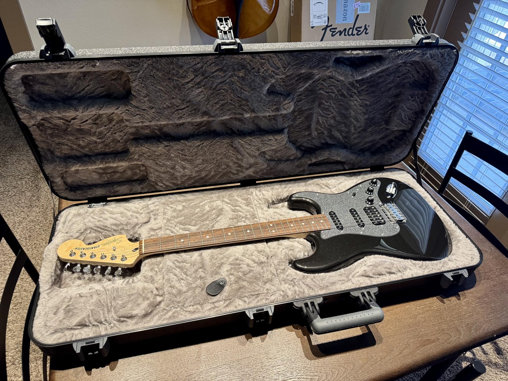Fender Deluxe Molded Guitar Case for Stratocaster and Telecaster Electric Guitars, Military-Grade ABS Hard Shell with TSA Lock, Black customer photo 2