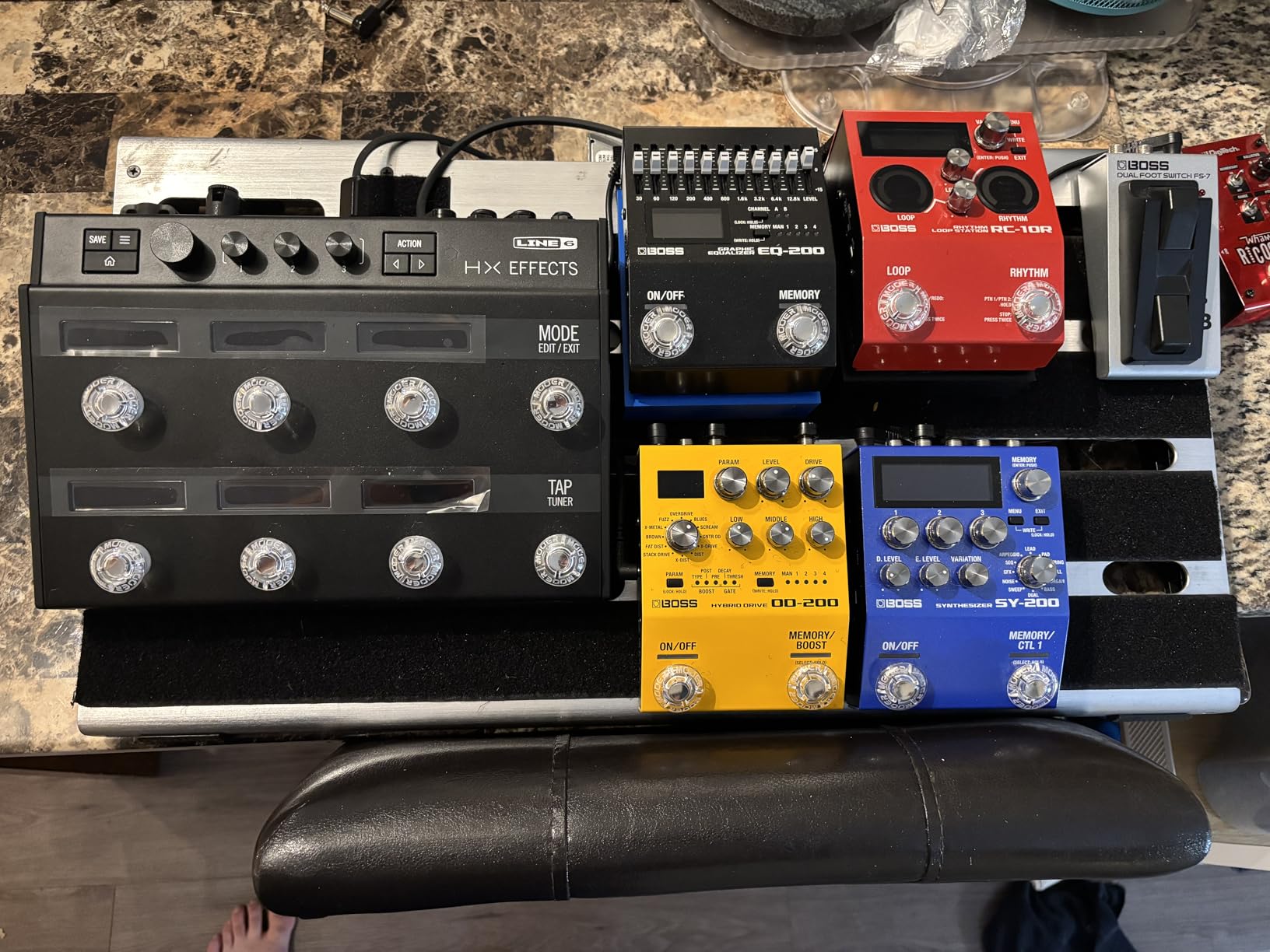 BOSS SY-200 Synthesizer Effects Pedal - Advanced Polyphonic Guitar Synth Technology, Full MIDI I/O, 128 Memories, 171 Synth Sounds customer photo 1
