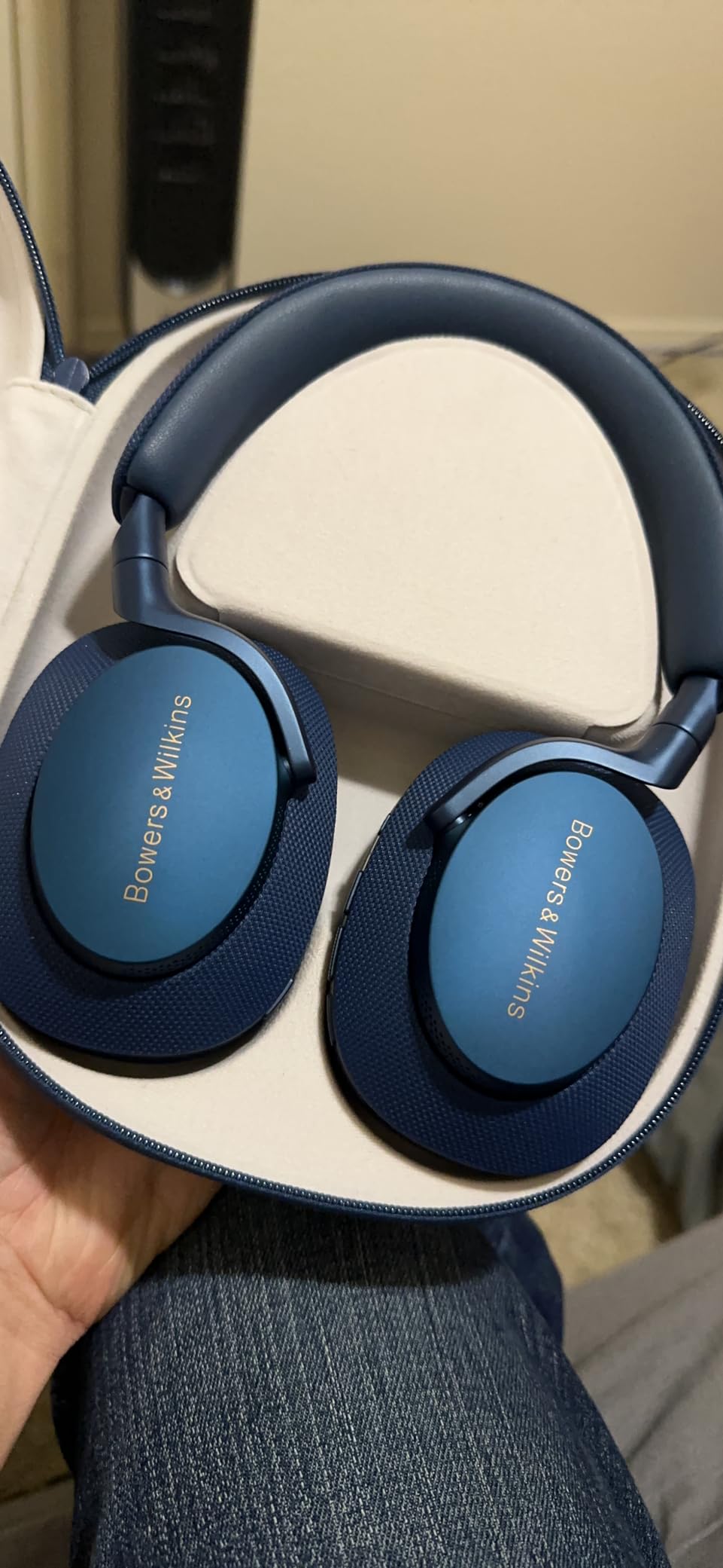 Bowers & Wilkins Px7 S2 Over-Ear Headphones - Advanced Noise Cancellation, Technical Fabrics, 30-Hour Battery Life, 15-Min Quick Charging, Black customer photo 2