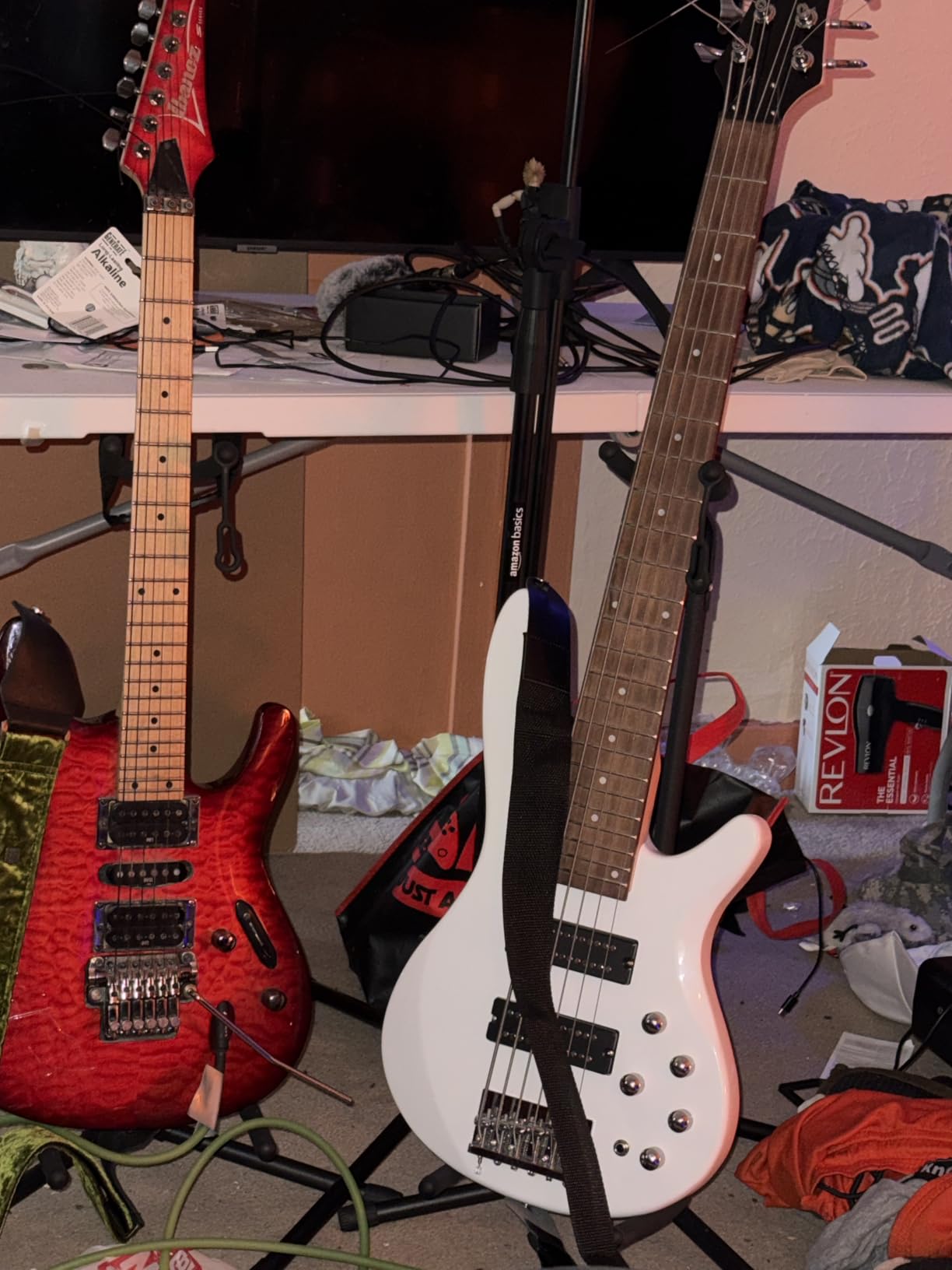 Ktaxon 6 String Electric Bass Guitar, Beginner Bass with H-H Pickup, Upgraded White customer photo 1