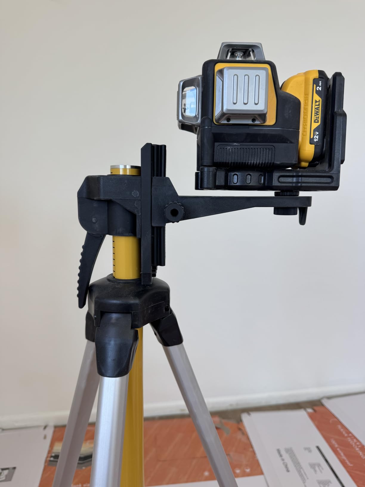 Huepar 12 Ft./3.7M Professional Laser Level Pole with Tripod and 1/4-Inch by 20-Inch Laser Mount for Rotary and Line Lasers, Adjustable Telescoping Laser Pole with 5/8-11 Threaded Adapter-LP36A customer photo 1