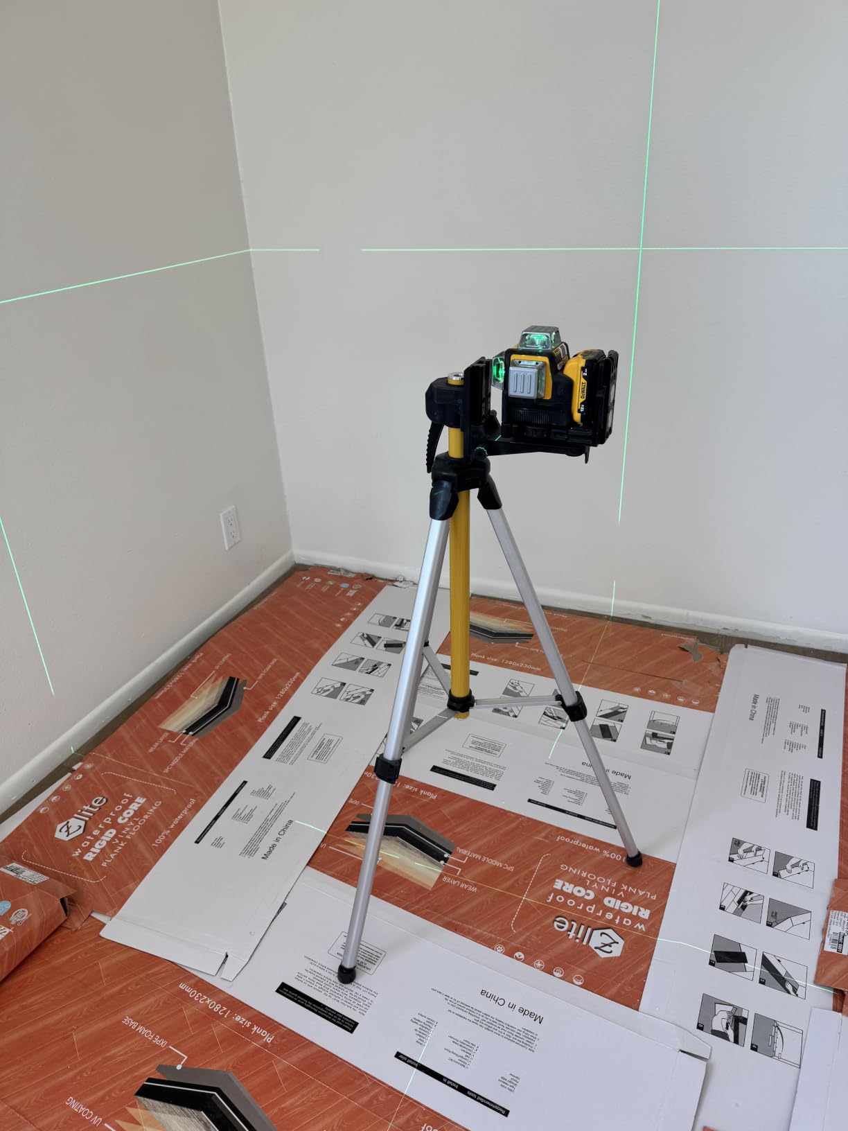 Huepar 12 Ft./3.7M Professional Laser Level Pole with Tripod and 1/4-Inch by 20-Inch Laser Mount for Rotary and Line Lasers, Adjustable Telescoping Laser Pole with 5/8-11 Threaded Adapter-LP36A customer photo 2