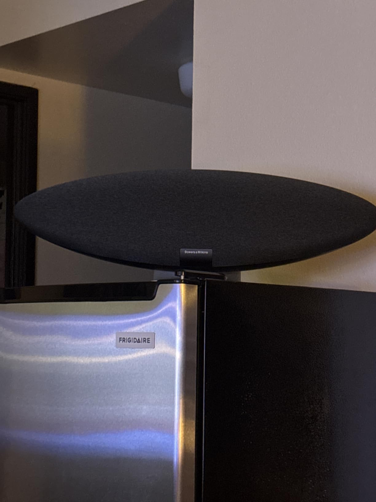 Bowers & Wilkins Zeppelin Pro Edition Wireless Speaker, Solar Gold customer photo 2