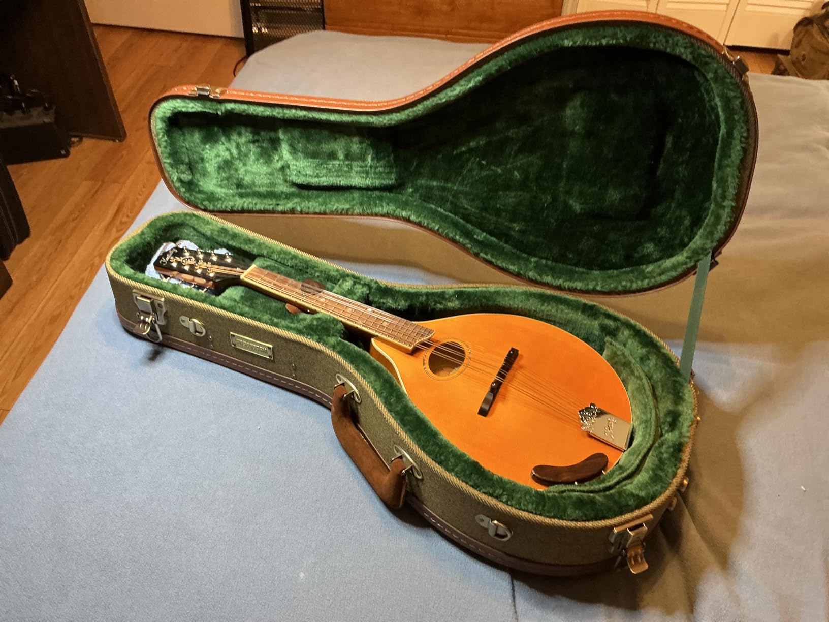 Crossrock Master Series A-Style Mandolin Case | Olive Green Tweed Exterior, Re-Engineered Wooden Shell, Leather Handle, Backpack Straps (CRW720MAOG) customer photo 1