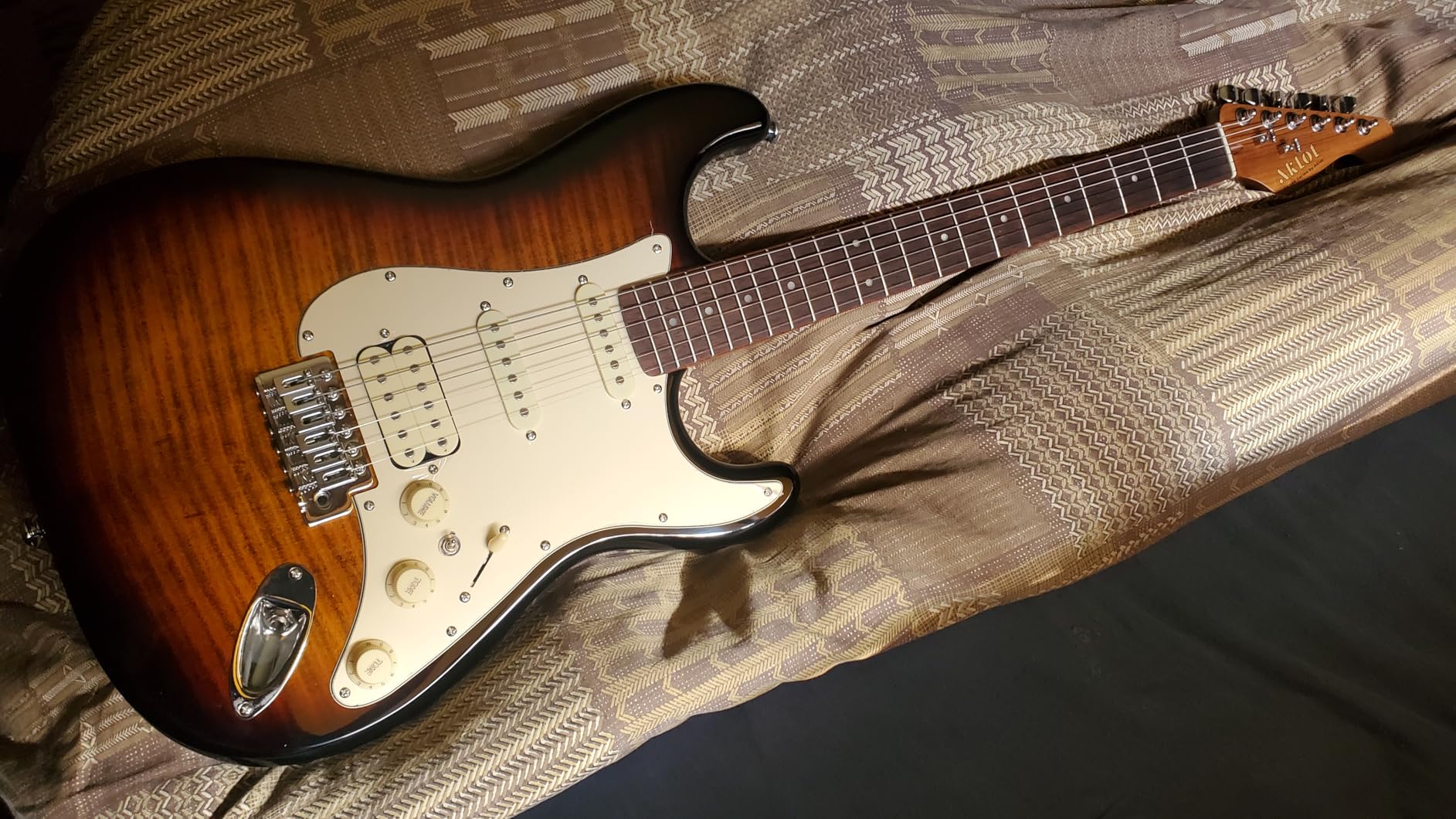 AKLOT Beginner Electric Guitar Kit: 10W Amp, Coil-Split HSS Pickups, Lesson Book, Roasted Maple Neck, Gig Bag, Tuner, Strap, Picks, Stryde Inferno Burst customer photo 1