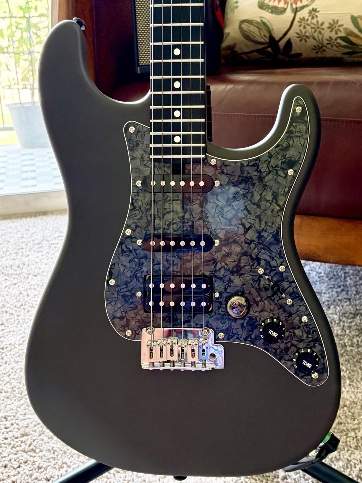 Enya XMARI Smart Electric Guitar with Built-in DSP Effects, 4 Presets, USB-C OTG Recording, Headphone Output, Custom Ceramic Pickups, Carbon Fiber Body, with Gig Bag, Strap, Cable & Picks customer photo 1