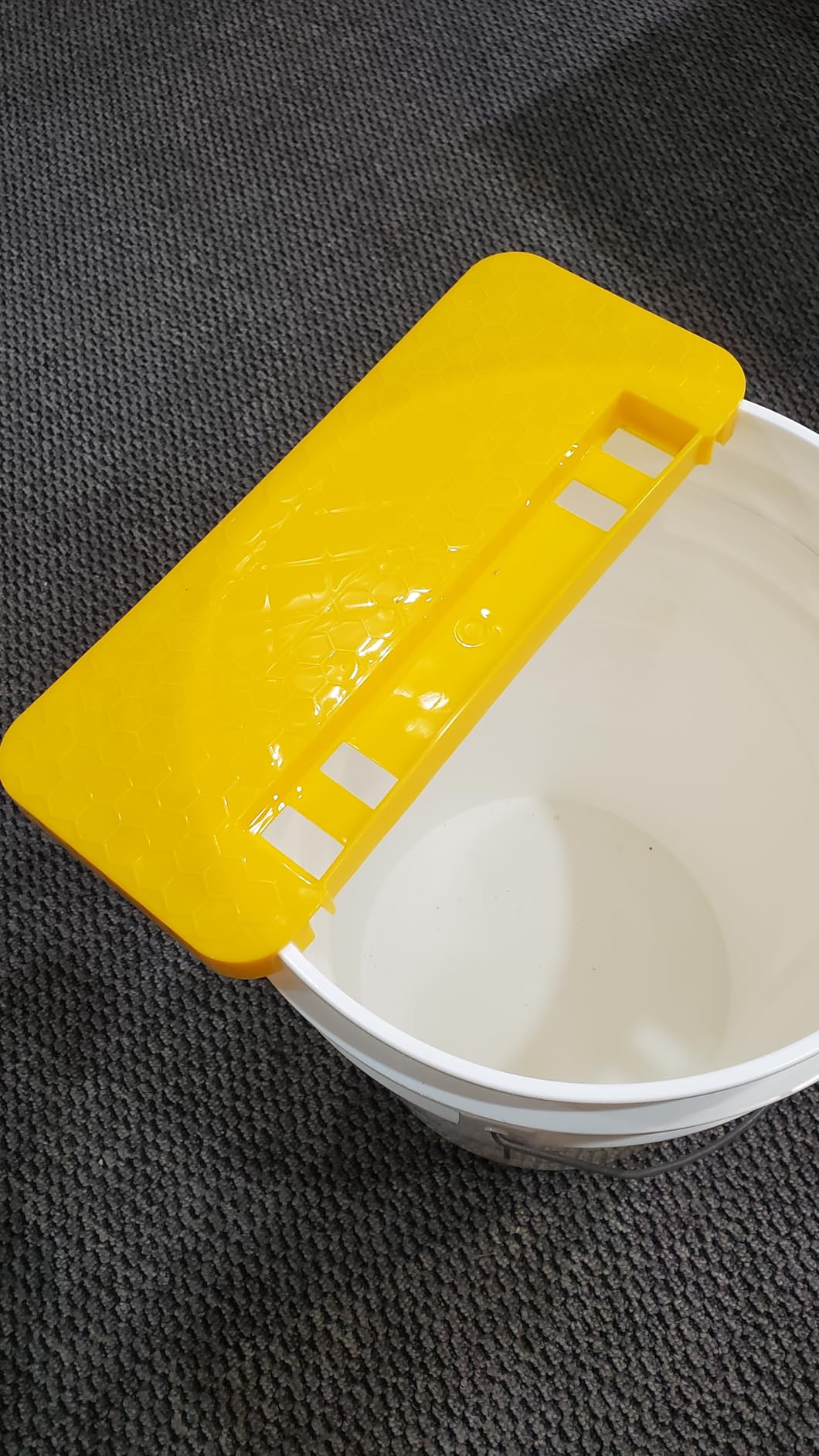 Duesu Honey Uncapping Tank Holder for 5 Gallon Round and Square Buckets | Honey Harvesting Equipment, Easy Clean Honey Uncapping Tank Bucket Scraper for Beekeeping Hive Frames Cleaning customer photo 1