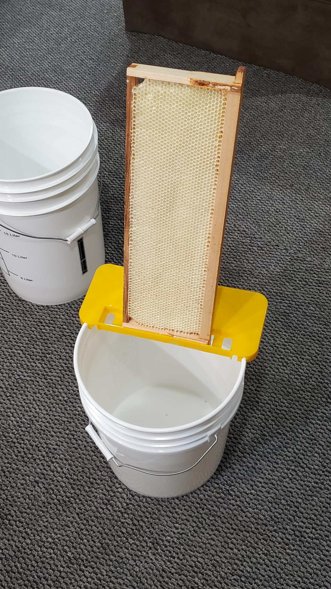 Duesu Honey Uncapping Tank Holder for 5 Gallon Round and Square Buckets | Honey Harvesting Equipment, Easy Clean Honey Uncapping Tank Bucket Scraper for Beekeeping Hive Frames Cleaning customer photo 2