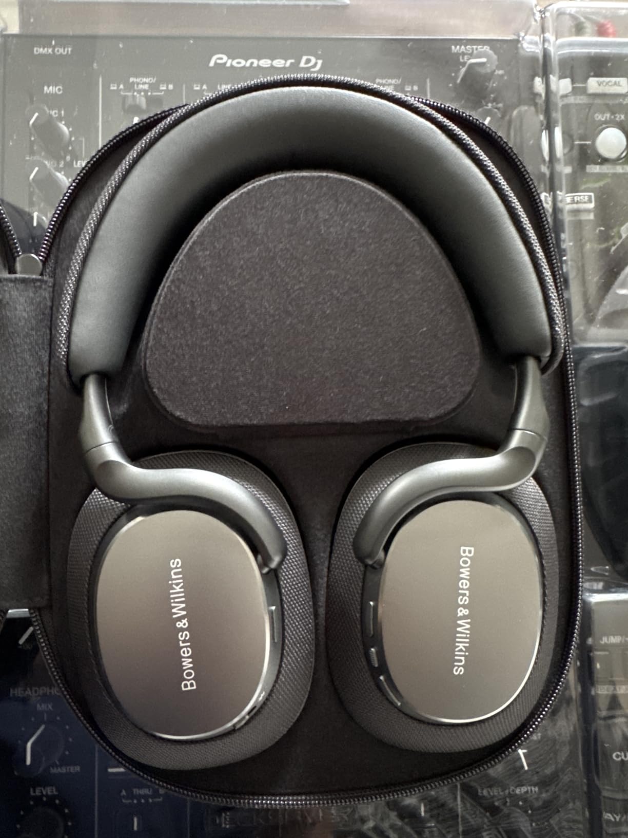 Bowers & Wilkins Px7 S3 Over-Ear Headphones, Vintage Maroon, High-Resolution Sound, Comfortable Fit, Bluetooth, Active Noise Cancelling and Transparency Mode, 30-Hour Playtime, Quick Charge Support customer photo 2