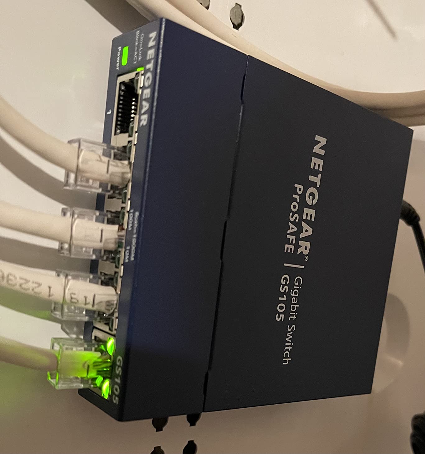 NETGEAR 5-Port Gigabit Ethernet Unmanaged Network Switch (GS105NA) | Desktop or Wall Mount customer photo 1