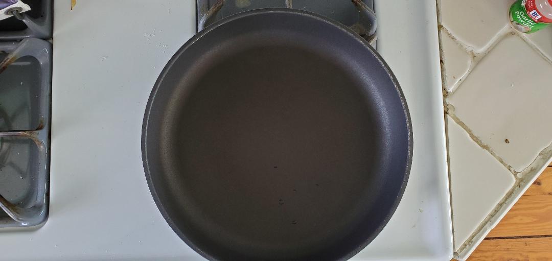 Swiss Diamond Frying Pans Nonstick with Lid, Features Ergonomic Handle, Nonstick Diamond Coated Aluminum Skillets and Oven Safe Frying Pans with Lids, Cover Included, 9.5 Inch customer photo 1