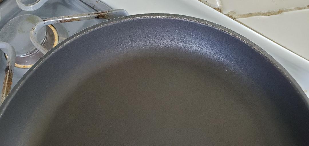Swiss Diamond Frying Pans Nonstick with Lid, Features Ergonomic Handle, Nonstick Diamond Coated Aluminum Skillets and Oven Safe Frying Pans with Lids, Cover Included, 9.5 Inch customer photo 2