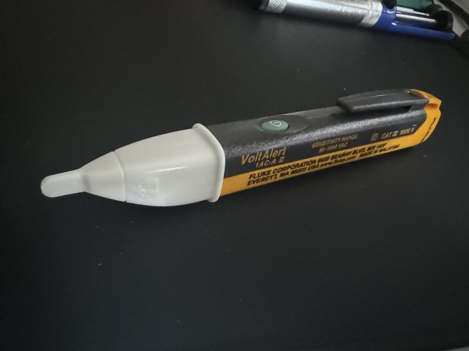 Fluke 1AC II VoltAlert Non-Contact Voltage Tester, Pocket-Sized, 90-1000V AC, Audible Beeper, CAT IV Rating customer photo 1