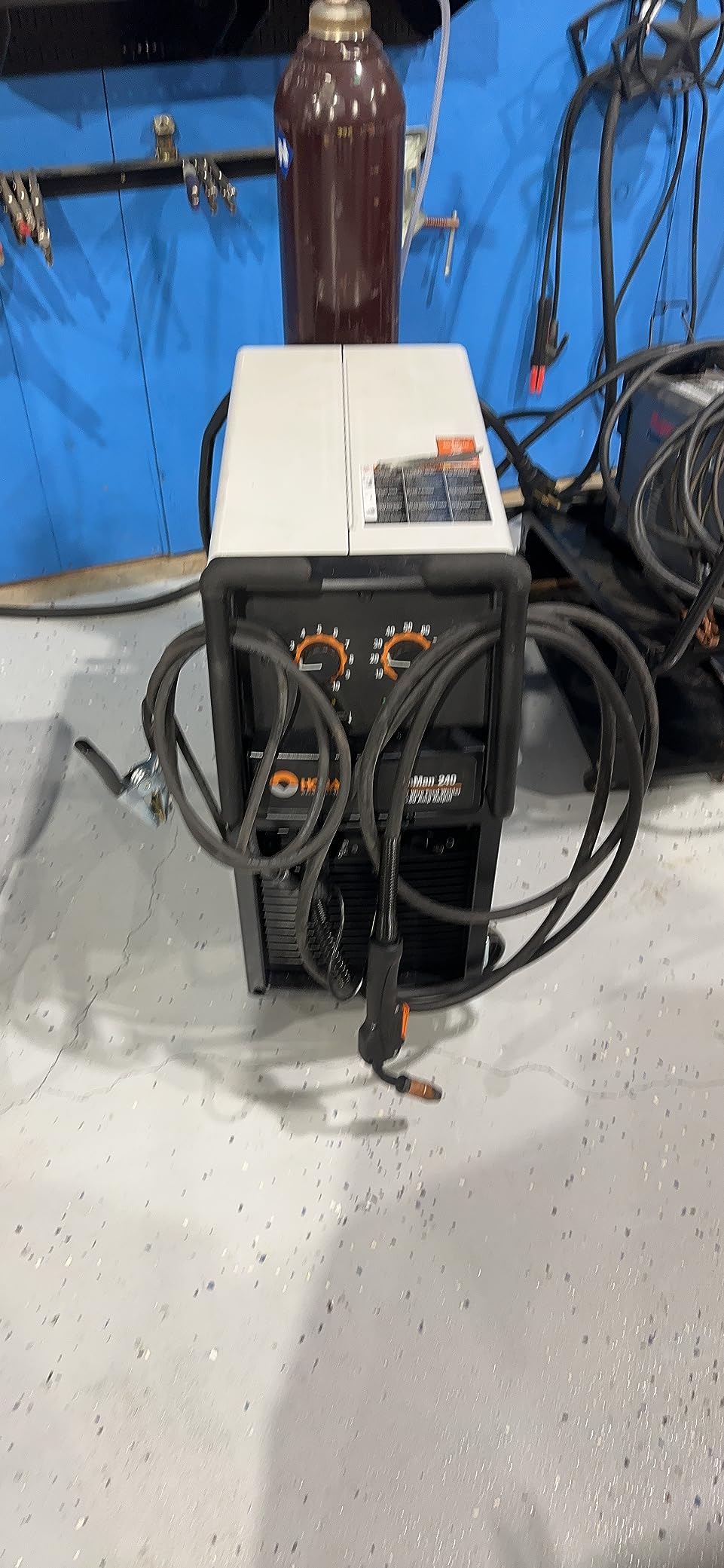 Hobart 500536 Ironman 230 MIG Welder With Wheel Kit & Cylinder Rack customer photo 1