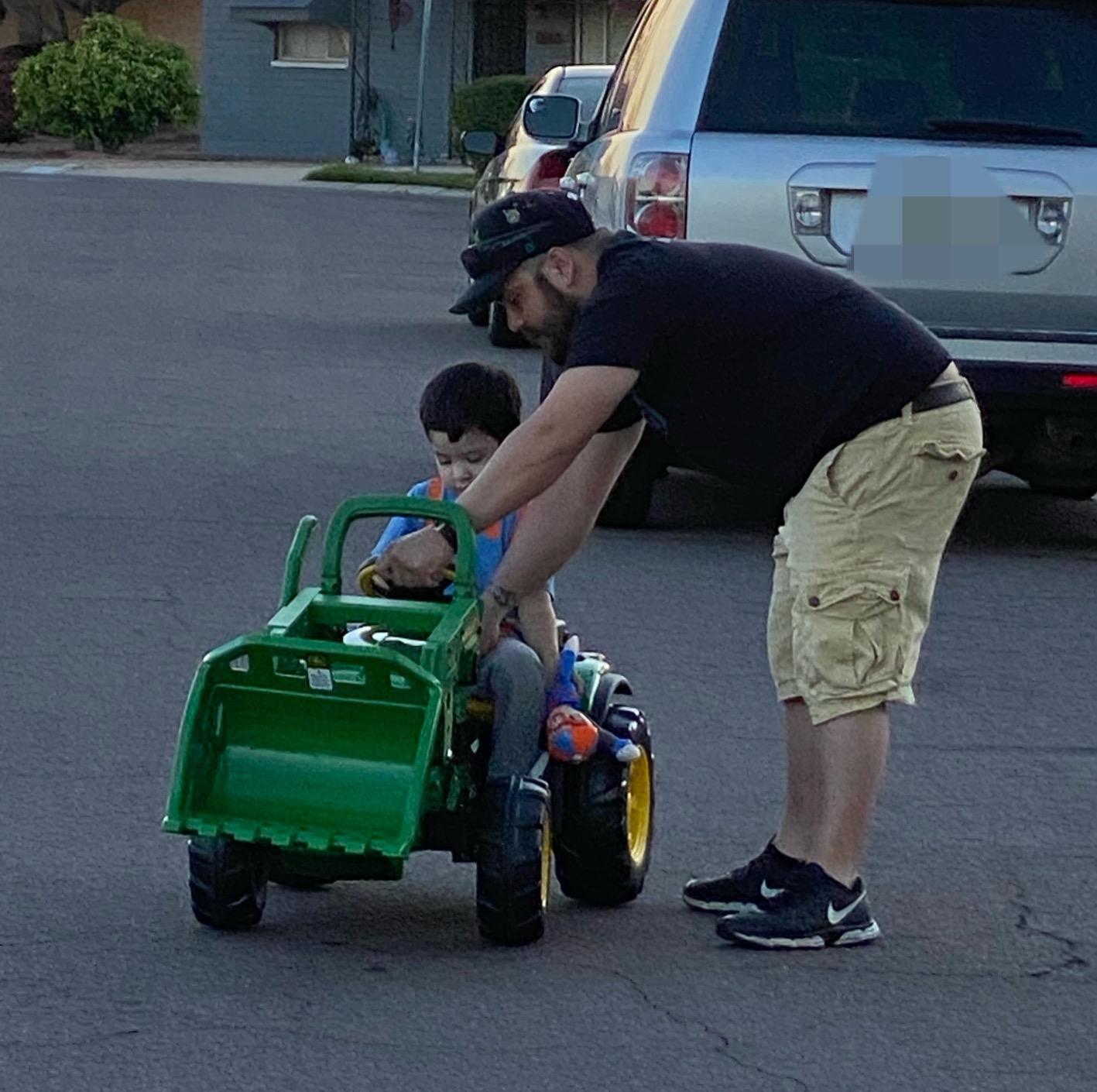 Peg Perego John Deere Ground Loader Tractor Extra-Large 12 Volt Ride on Tractor for Kids Ages 3-7 customer photo 1
