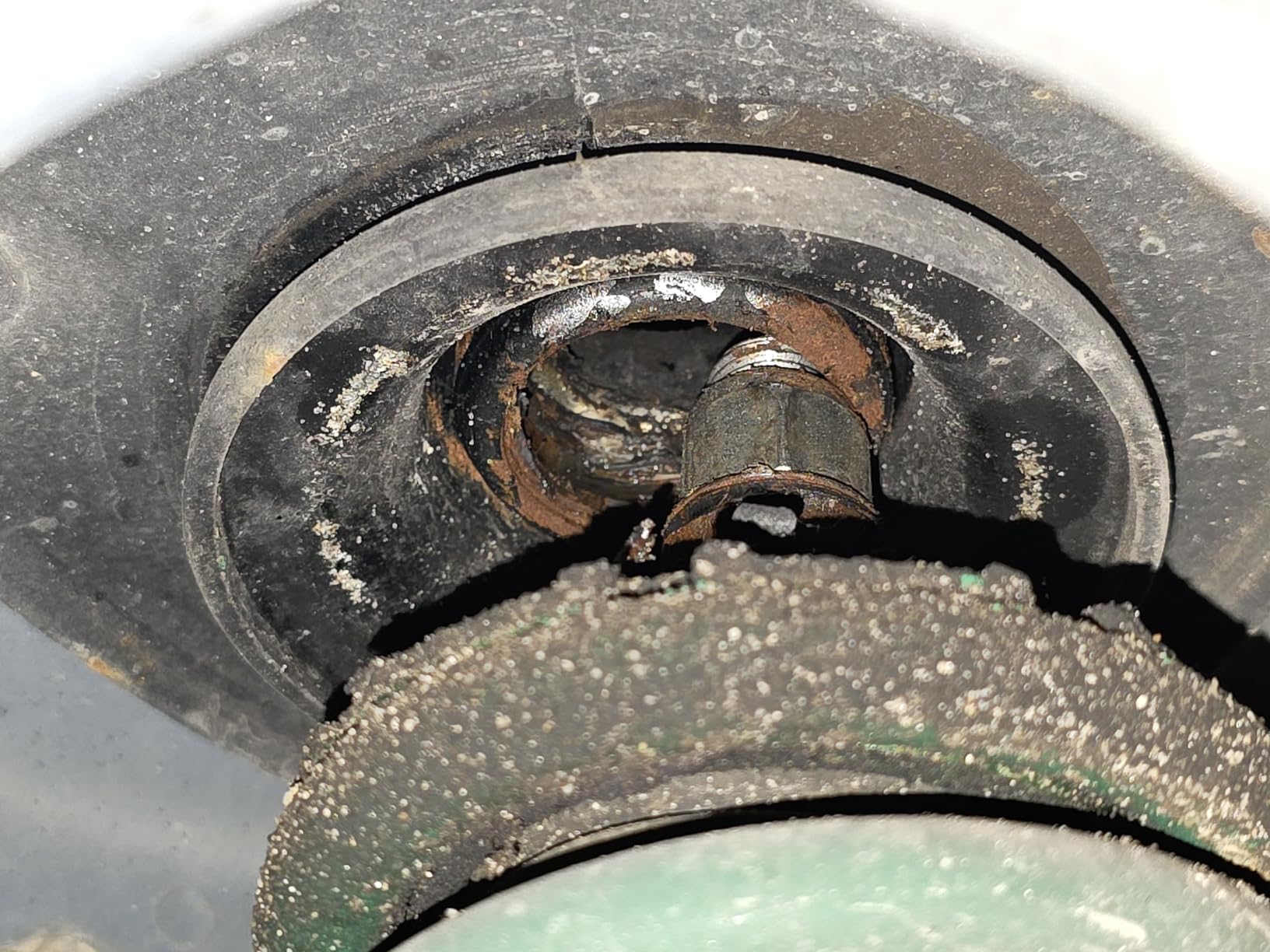 KYB SM5664 Strut Mount, Black - OE-grade Replacement customer photo 1