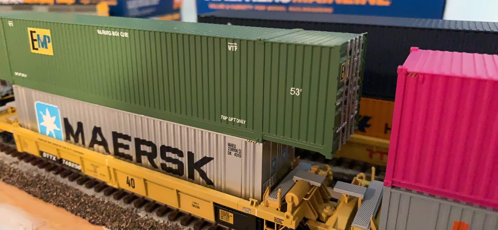 Walthers SceneMaster HO Scale Model of Canadian National (White, Black, Green) 53' Singamas Corrugated Side Container,949-8501 customer photo 1