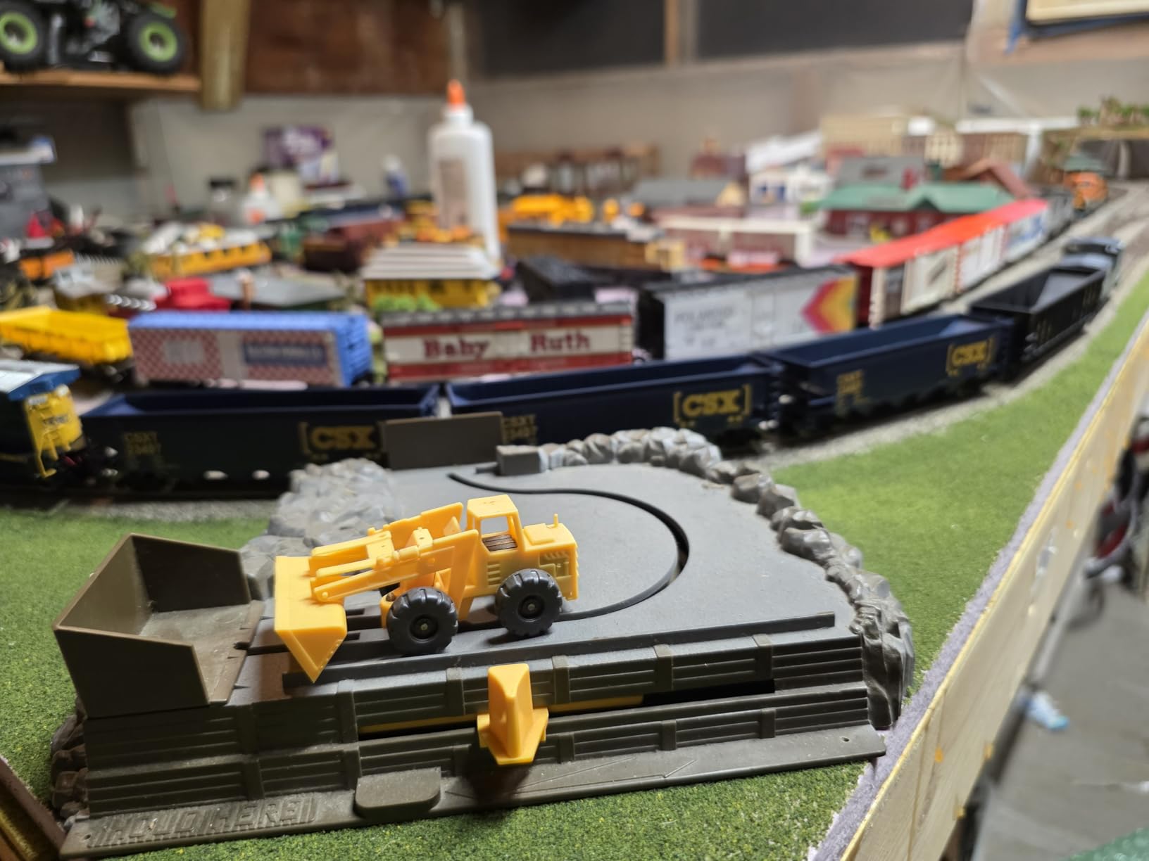 Walthers Trainline Offset Hopper - Ready to Run - CSX Transportation 931-1425 - HO Scale customer photo 1
