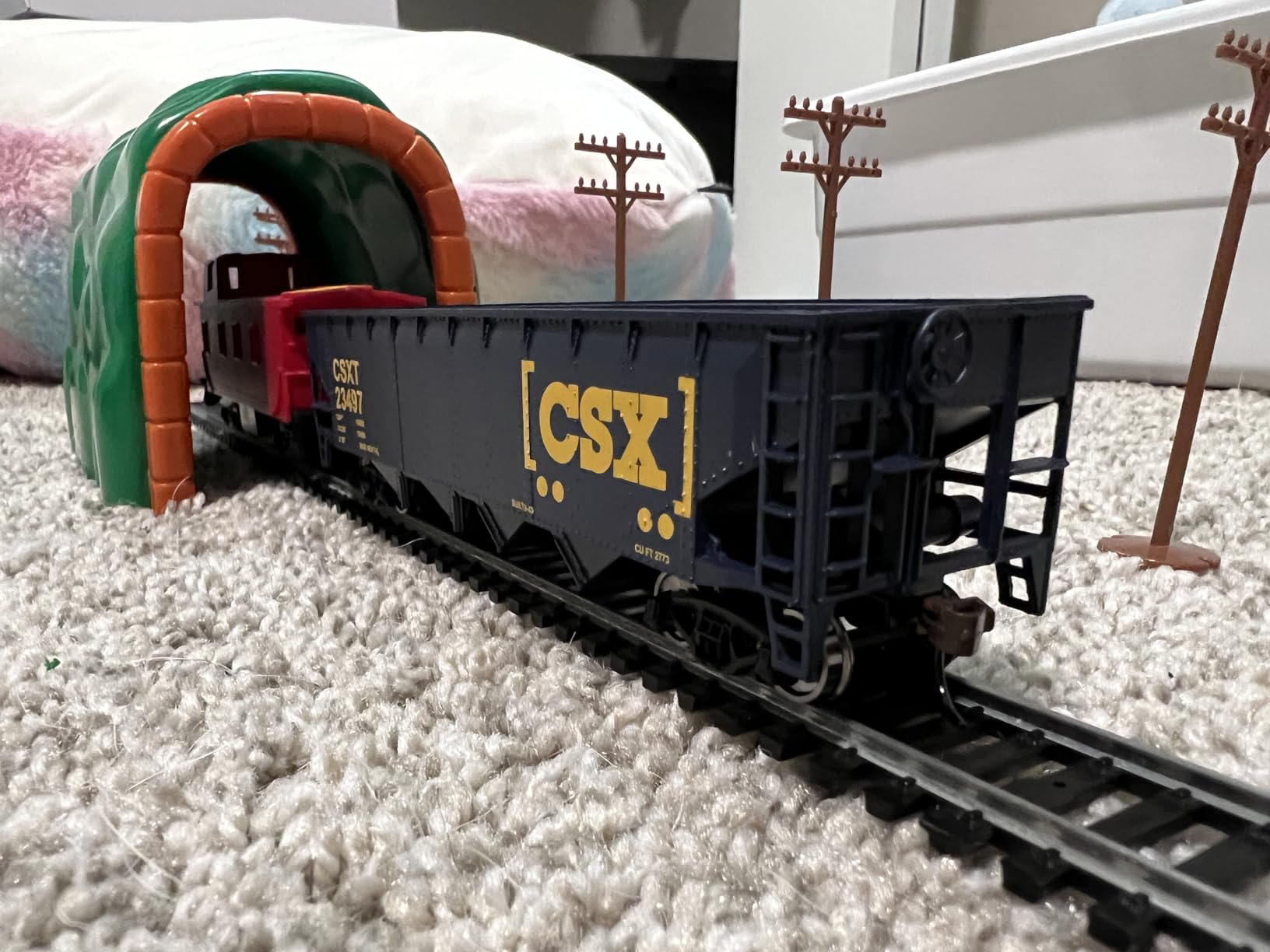 Walthers Trainline Offset Hopper - Ready to Run - CSX Transportation 931-1425 - HO Scale customer photo 2