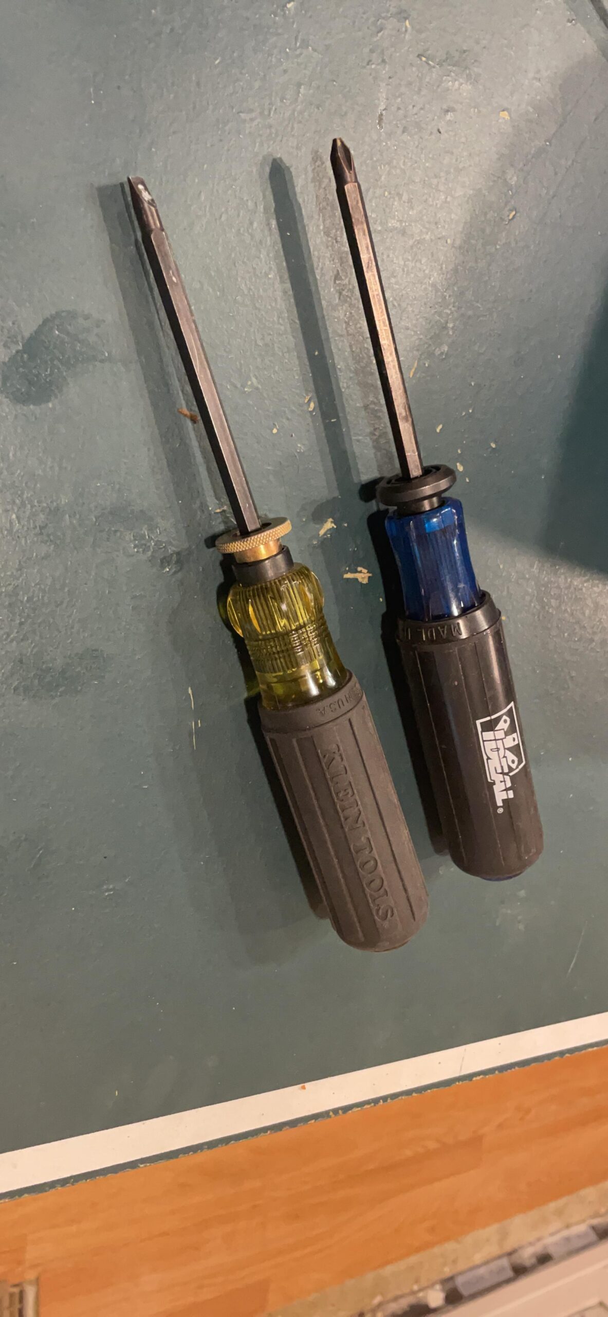 Klein Tools 32751 Screwdriver with Adjustable Length 4 to 8-Inch, Made in USA, #2 Phillips Tip and 1/4-Inch Slotted Tip customer photo 2