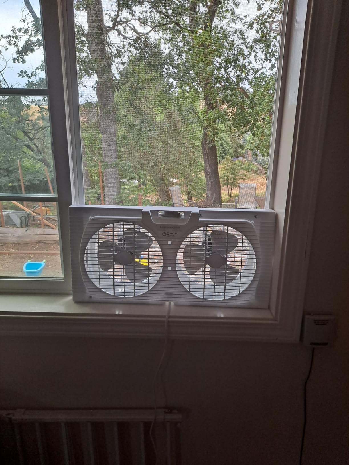 Comfort Zone Twin Window Fan with Reversible Airflow Control, 9 inch, Auto-Locking Expanders, 2 Speed Fan, Dual Fan, Exhaust, Airflow 9.84 ft/sec, Ideal for Home, Kitchen, Bedroom & Office, CZ319WT customer photo 1