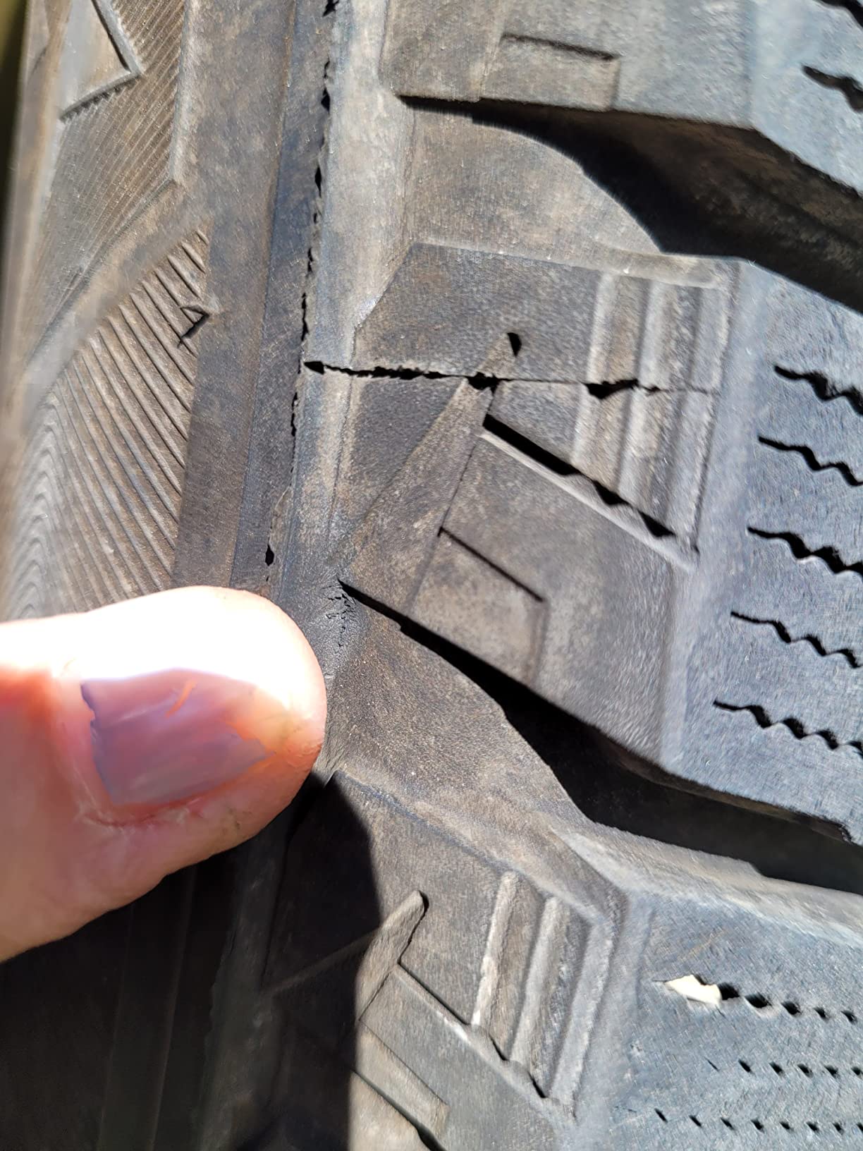 Bridgestone Blizzak DM-V2 Winter/Snow SUV Tire 225/65R17 102 S - Studless Winter Traction customer photo 1