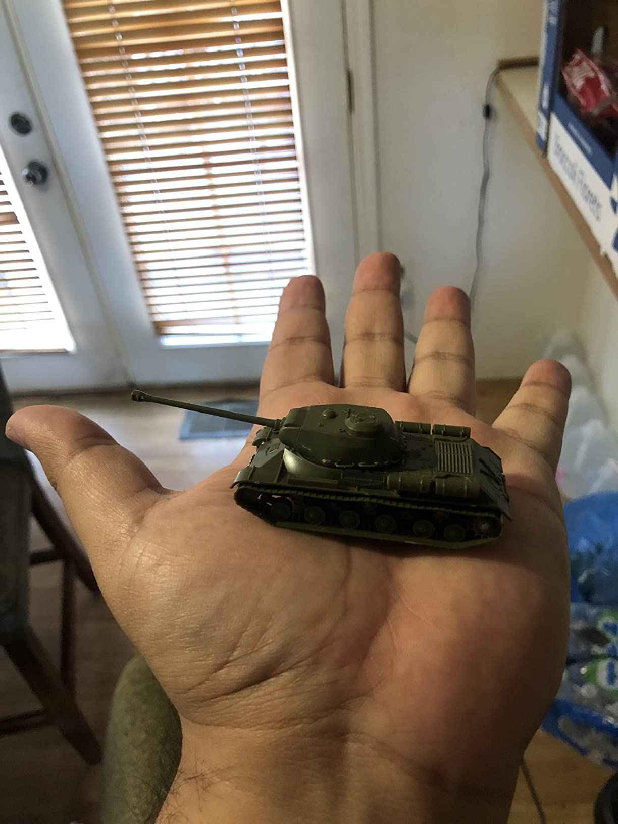 Zvezda 6201 WWII Soviet Heavy Tank Joseph Stalin-2 customer photo 2