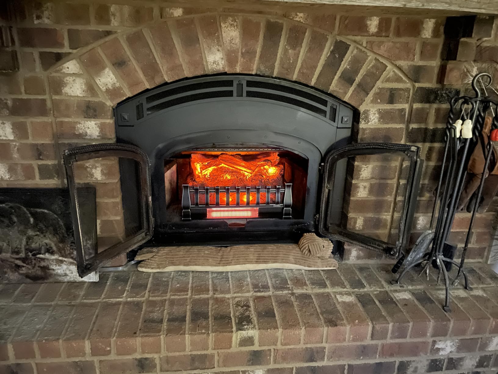 duraflame Electric Log Set 1,000 Sq Ft Heater, Faux Logs Insert with Infrared Flames for Existing Fireplaces, Remote Control Included customer photo 2